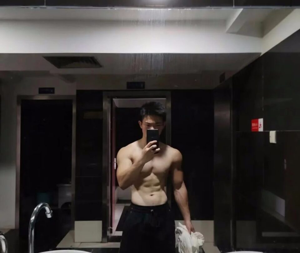 青筋凸起的体育生直男大帅哥，他的肉体好香 - 图7