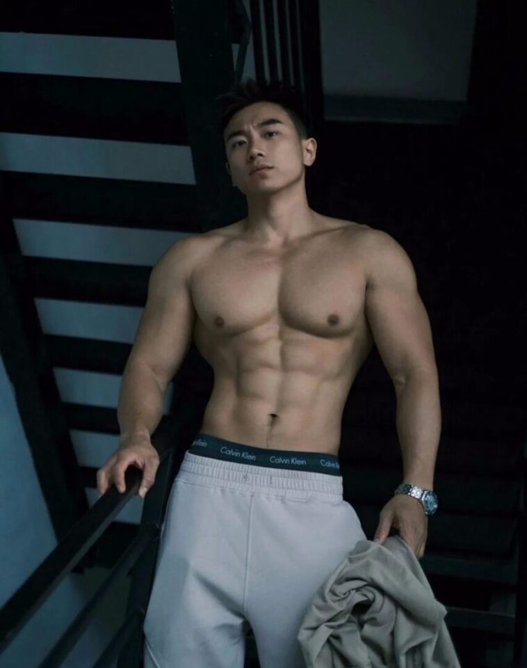 青筋凸起的体育生直男大帅哥，他的肉体好香 - 图4
