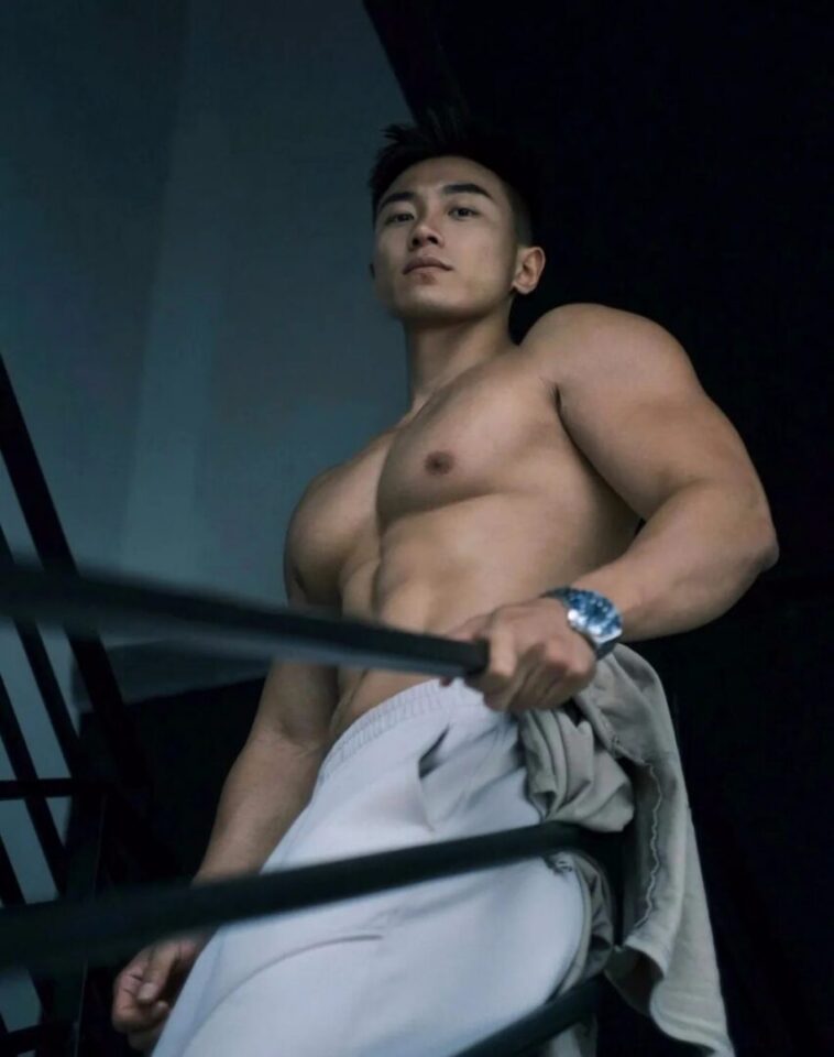 青筋凸起的体育生直男大帅哥，他的肉体好香 - 图3