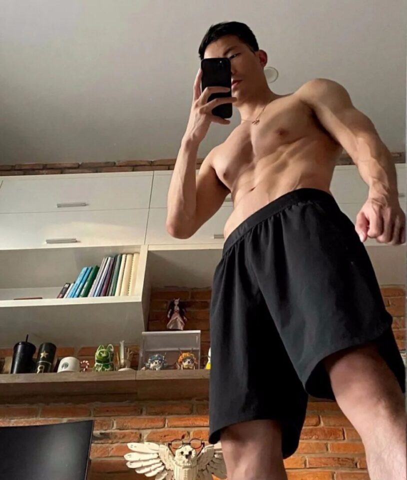 青筋凸起的体育生直男大帅哥，他的肉体好香 - 图2
