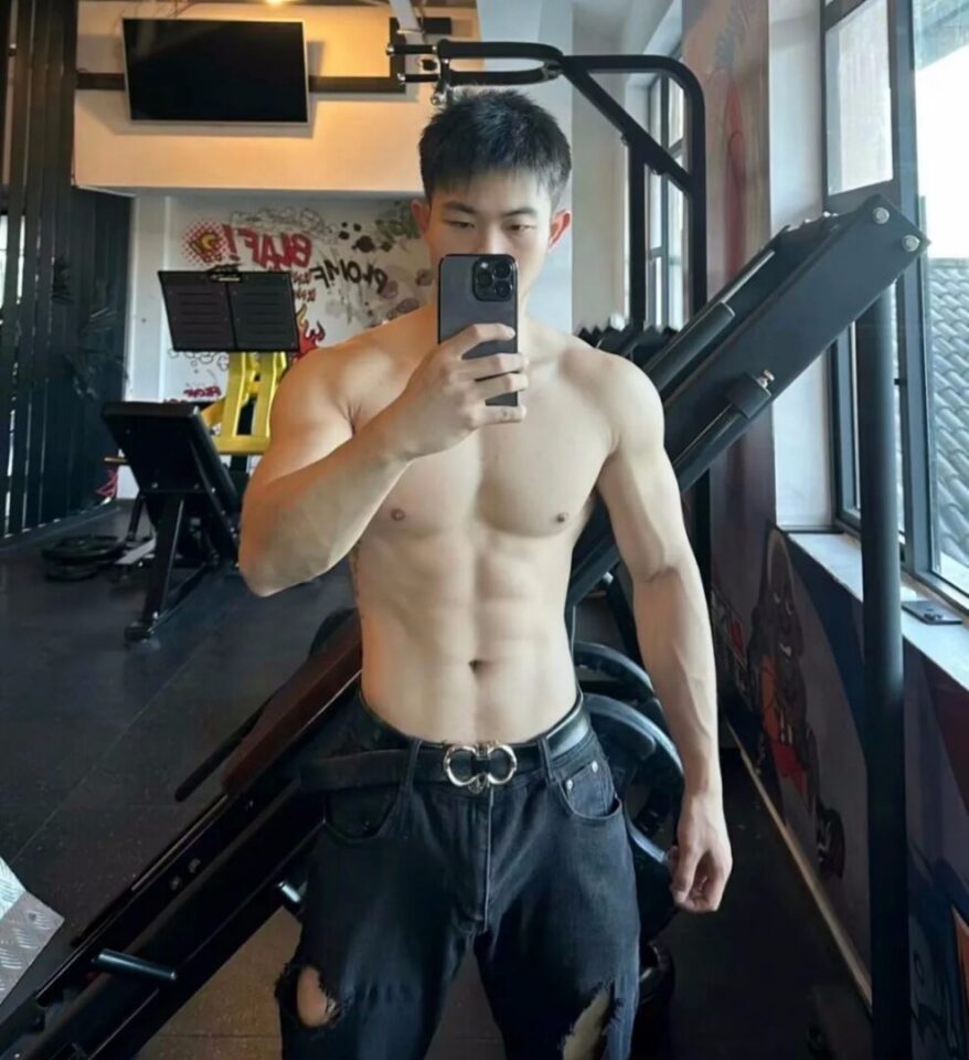 青筋凸起的体育生直男大帅哥，他的肉体好香 - 图5