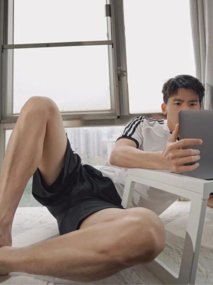 爱穿白袜的广州体育生学长，这角度拍照真顶！ - 图3