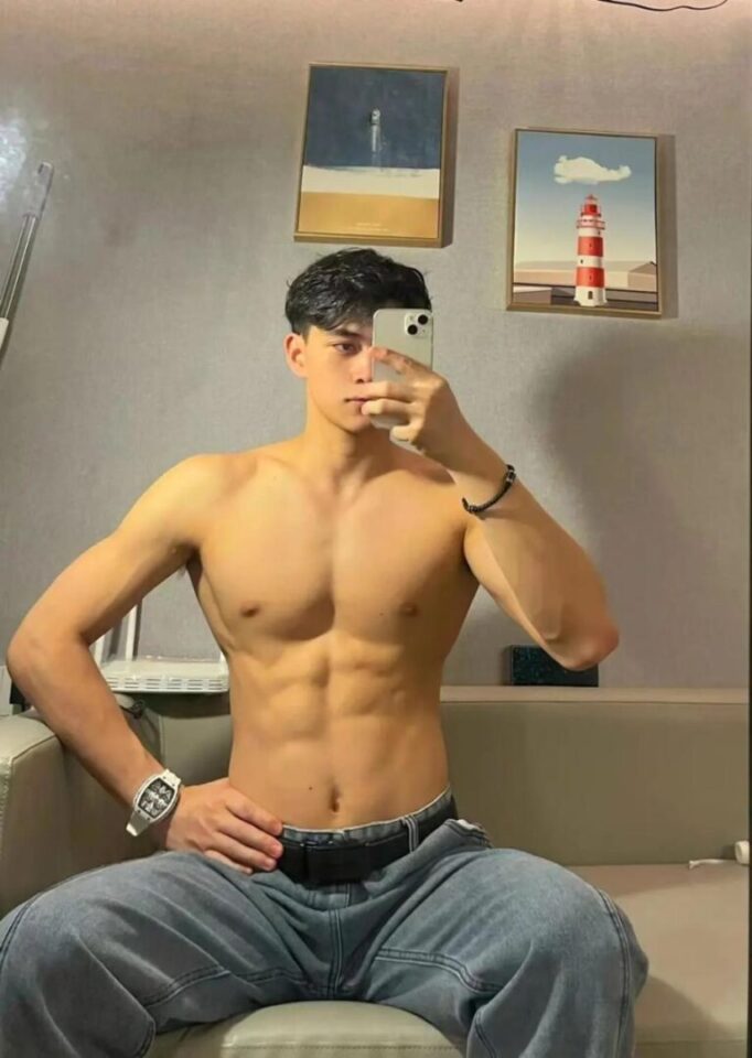 22岁广州体育大学生当上游泳教练，解开皮带玩自拍 - 图4