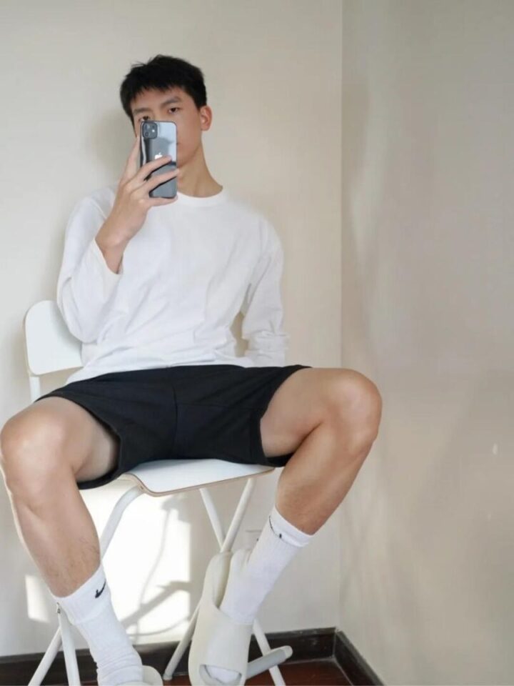 爱穿白袜的广州体育生学长，这角度拍照真顶！ - 图5