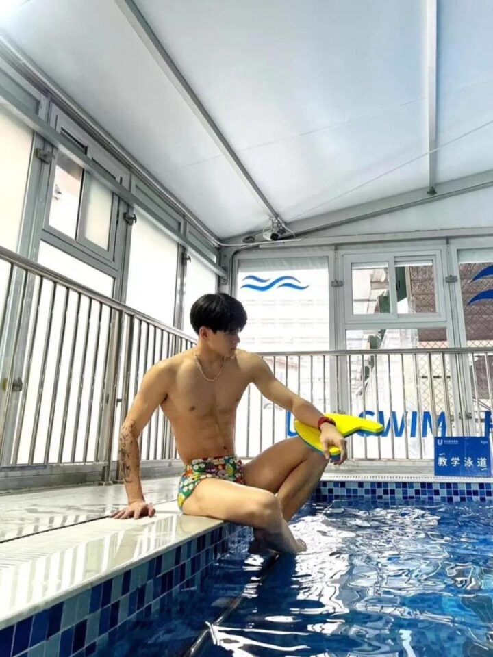 22岁广州体育大学生当上游泳教练，解开皮带玩自拍 - 图3