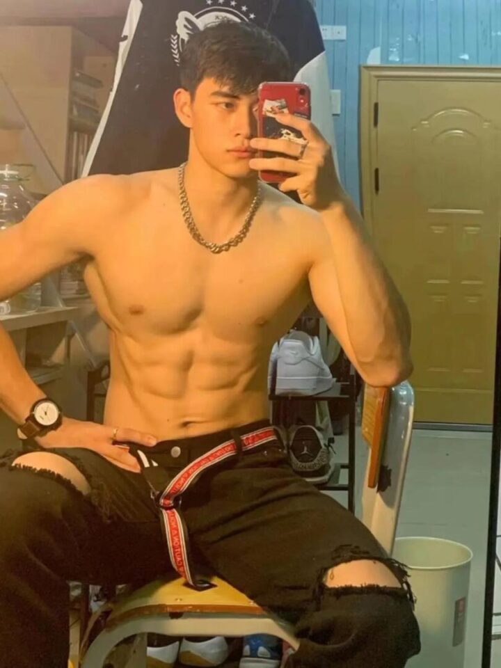 22岁广州体育大学生当上游泳教练，解开皮带玩自拍 - 图2