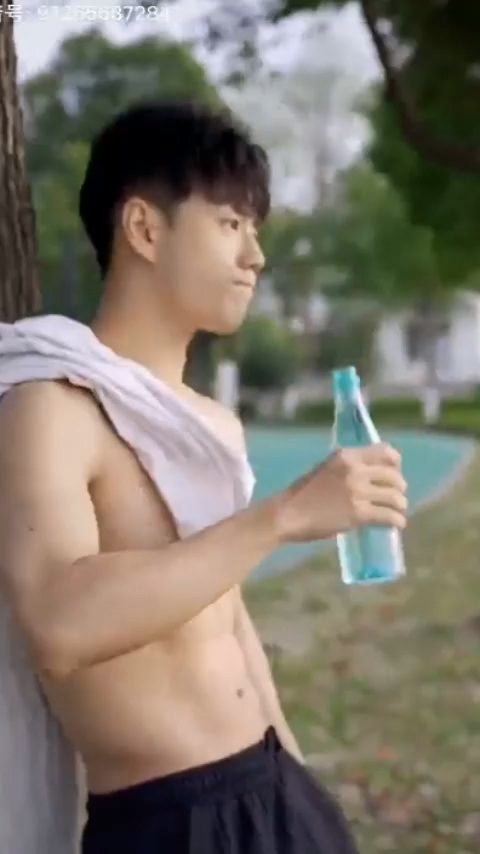 超级重磅！抖音天菜腹肌帅哥直男Rex私密飞机视频最全合辑41分钟，尺寸很大！一次就喷9股 - 图1