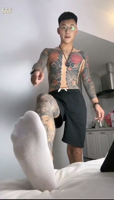 大陆东北精神小伙纹身痞子粗屌帅哥在线调教贱狗，三人一起调教视频[大基社2024] - 图1