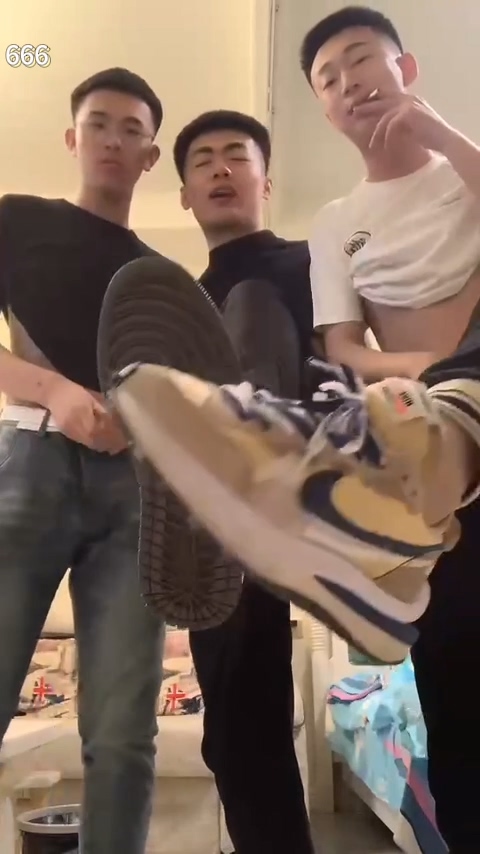 大陆东北精神小伙纹身痞子粗屌帅哥在线调教贱狗，三人一起调教视频[大基社2024] - 图2